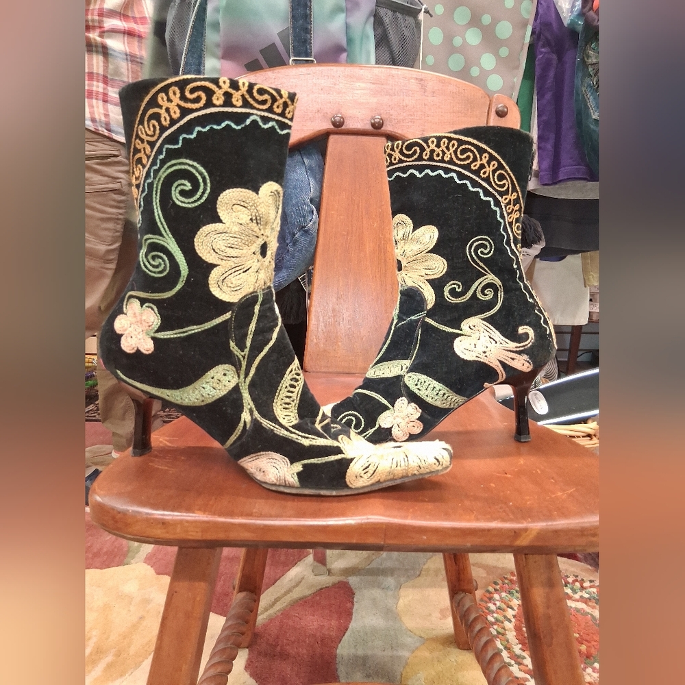 Elegant Floral Embroidered Heeled Boots